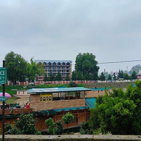 Wood Cock Hotel Srinagar  Exterior photo